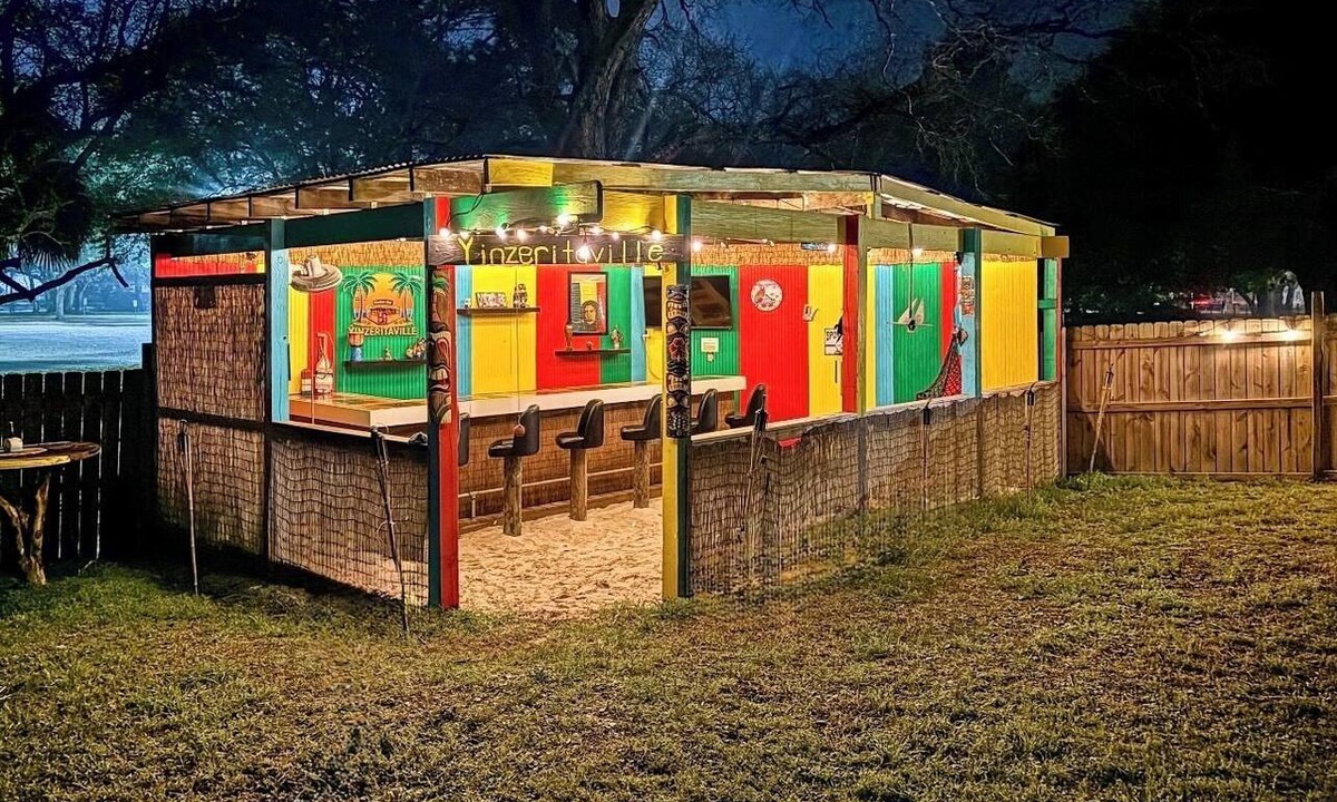 Mary Esther House | 3B/2ba Private Tiki Bar Retreat - Family and Pet Friendly