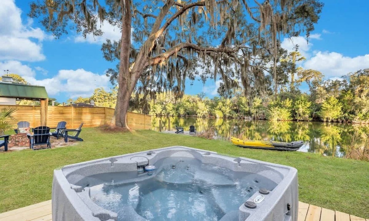 Talahi Island House | 3bd/3ba Lakefront-Spa-Kayak-Near Savannah & Tybee
