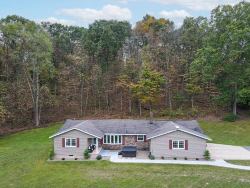 Fallentimber House | 3BR Getaway Pickleball Court, Pool hot tub