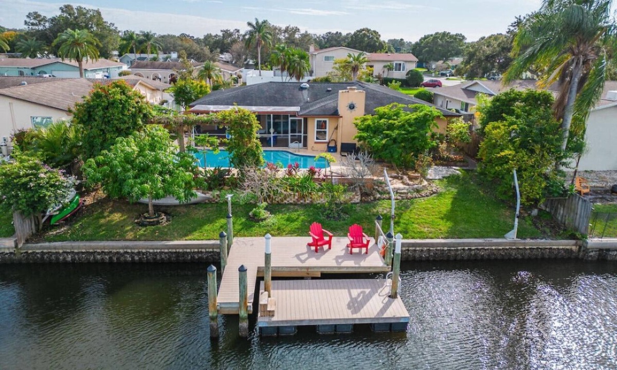 Clearwater House | 3BR | Pool + Hot Tub | Lake View Backyard | 12 Min PIE Airport | Sleeps 9
