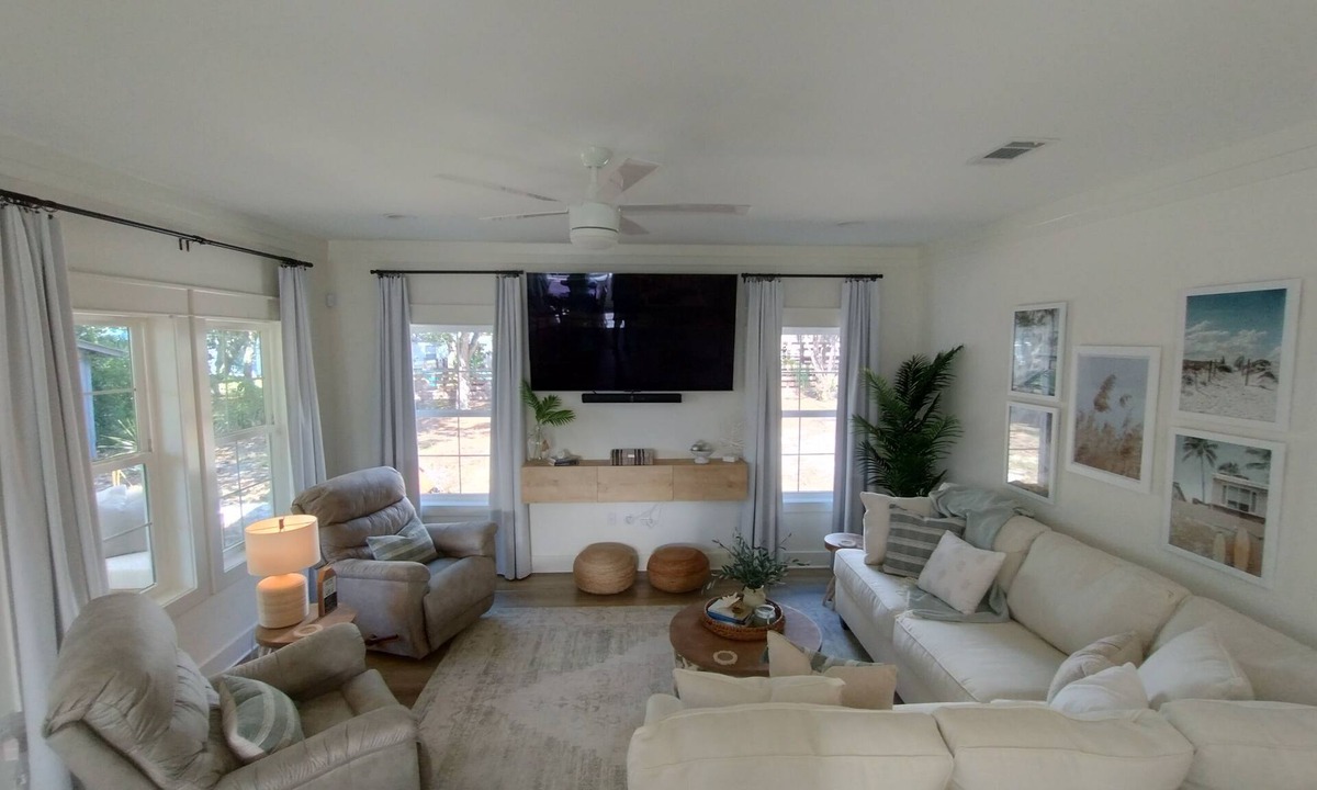 Laguna Beach Estates House | 4 br/2 bath. 5 minute walk to beach. 1 level-no stairs-no elevators. Free WiFi.
