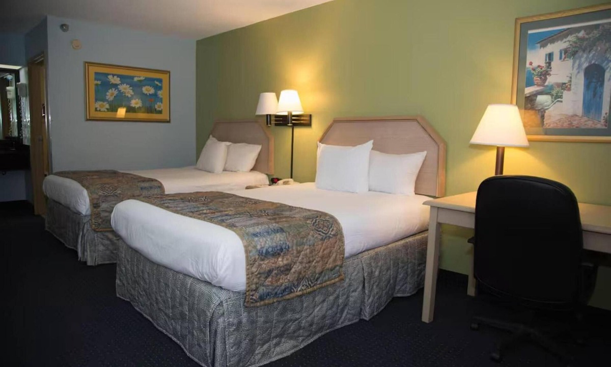 Mary Esther Hotel | 4 Double Queen Rooms | Near Gulfarium Marine Adventure Park | Free Parking