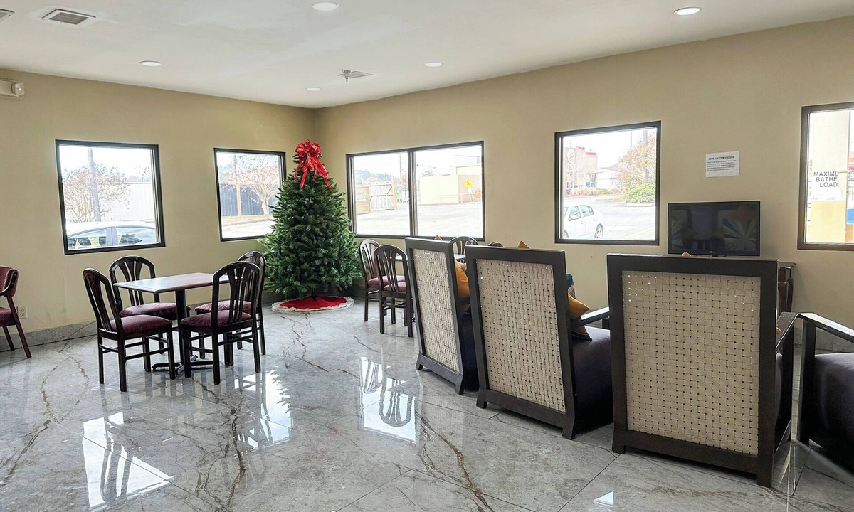 Mount Berry Hotel | 4 Rooms | Modern Double Queen Room | Comfortable Rome Stay Near Local Activities