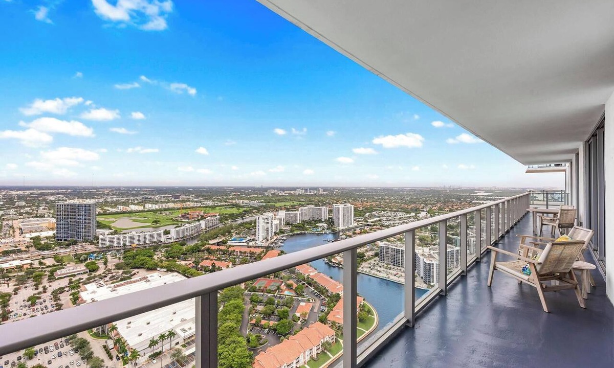 Hollywood South Central Beach Condo | 42nd Floor Penthouse with Pool and Free Parking