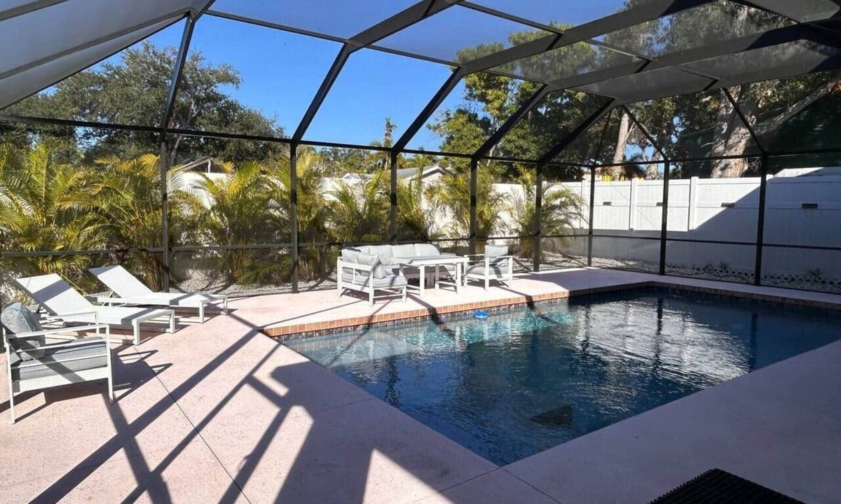 South Sarasota House | 4bed/4bath/2half bath with screened-in heated pool, 10 mins to Siesta Beach/Town
