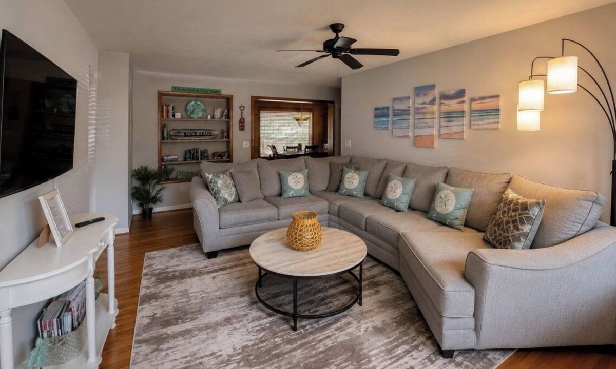 South Daytona House | 4BR Pet-Friendly Home Fenced Half Acre 10 mins to the Beach And Speedway.