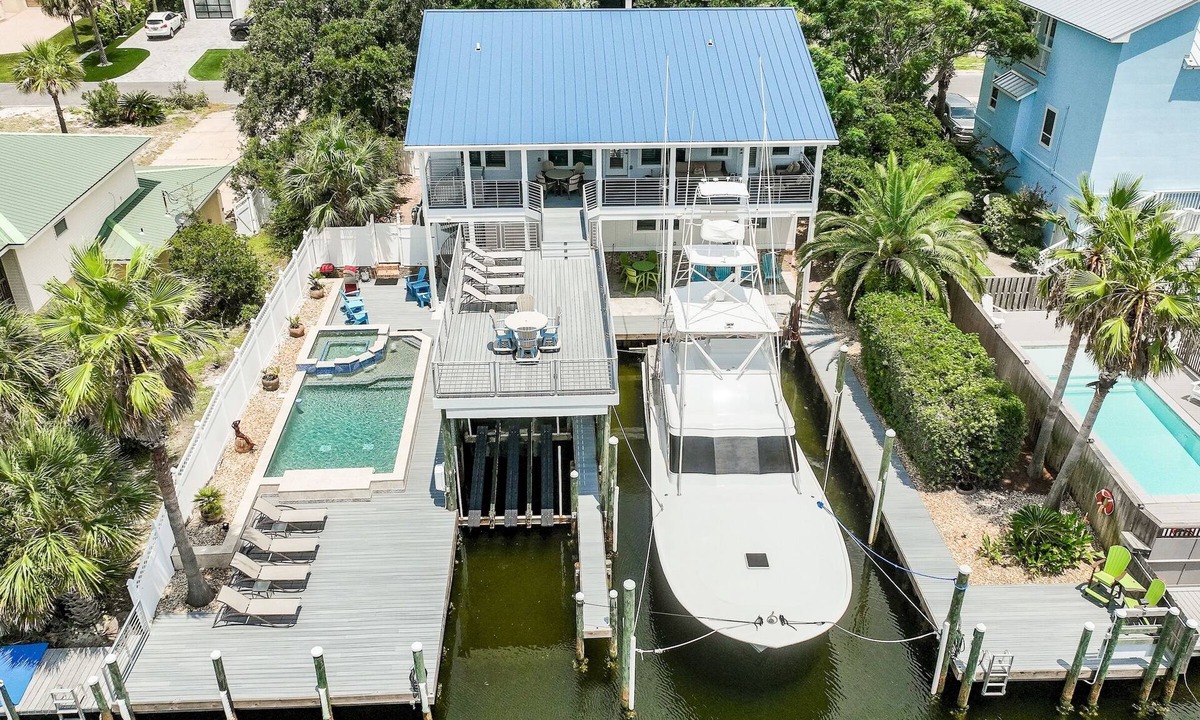 Holiday Isle House | 4BR Waterfront Home with Private Pool + Lake Views | Safe Harbor