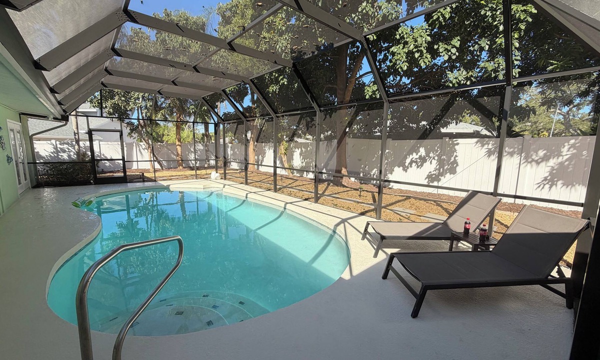 Riverview Estates House | 4BR with Heated Pool , Fire Pit & Pool Table Mins to Siesta & Downtown!