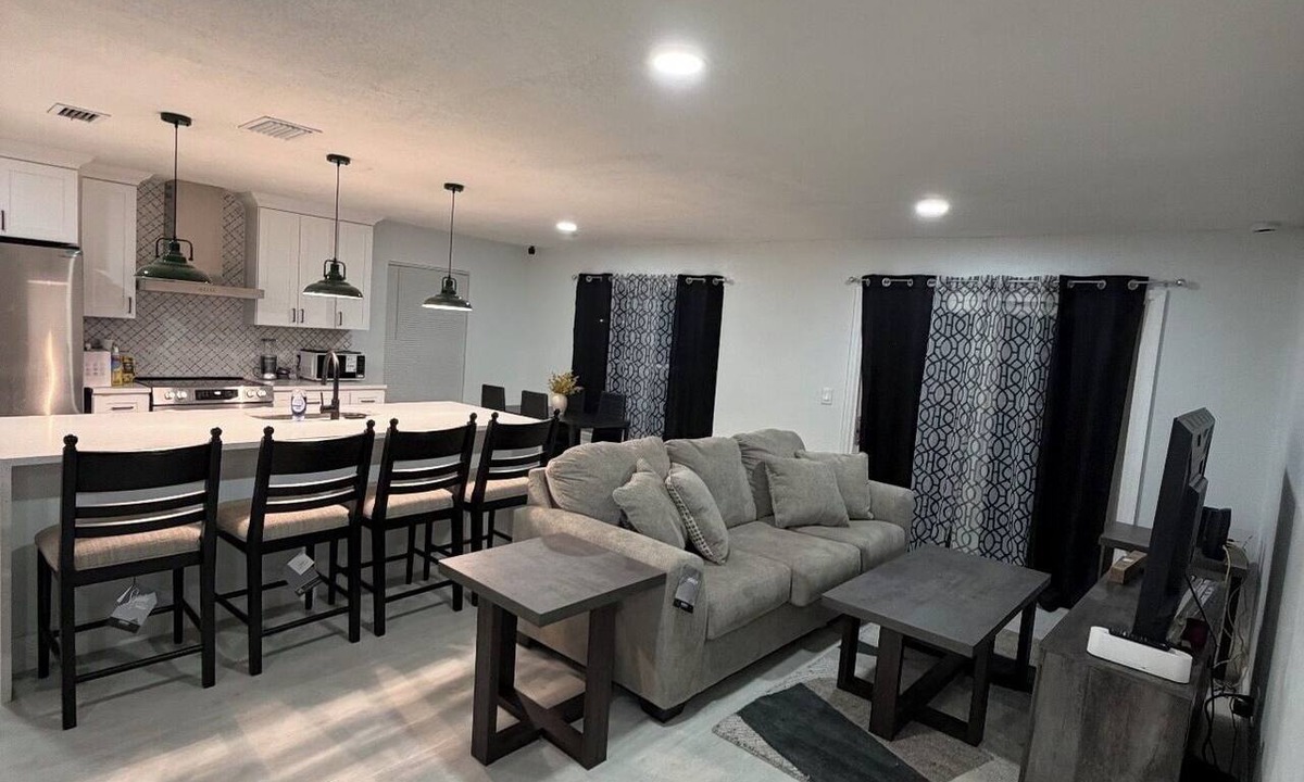 Richmond Heights House | 5-bedroom house in pleasant Orlando with AC close to attractions and hospitals
