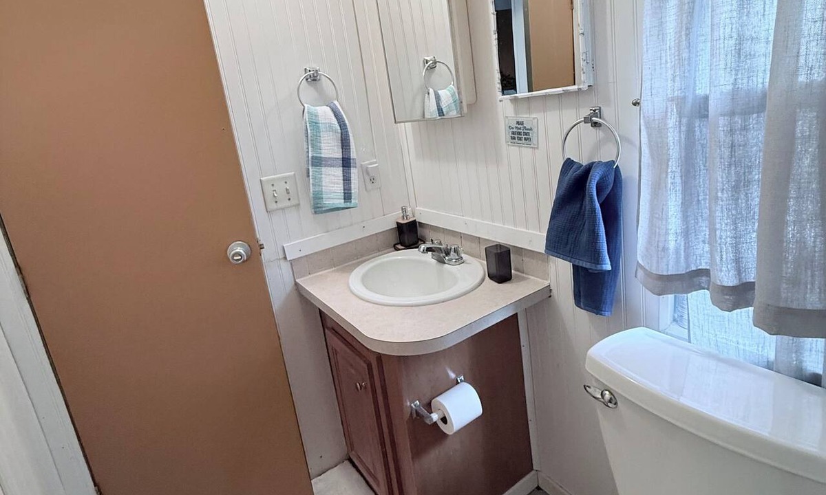 Harold House | 5 Peaceful Acres Pet Friendly Short Drive to Beach