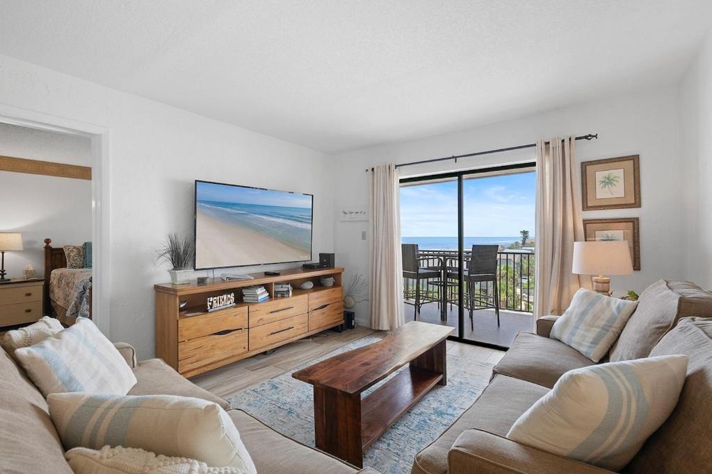 New Smyrna Beach Apartment | 505 - Top Floor Ocean View 2/2