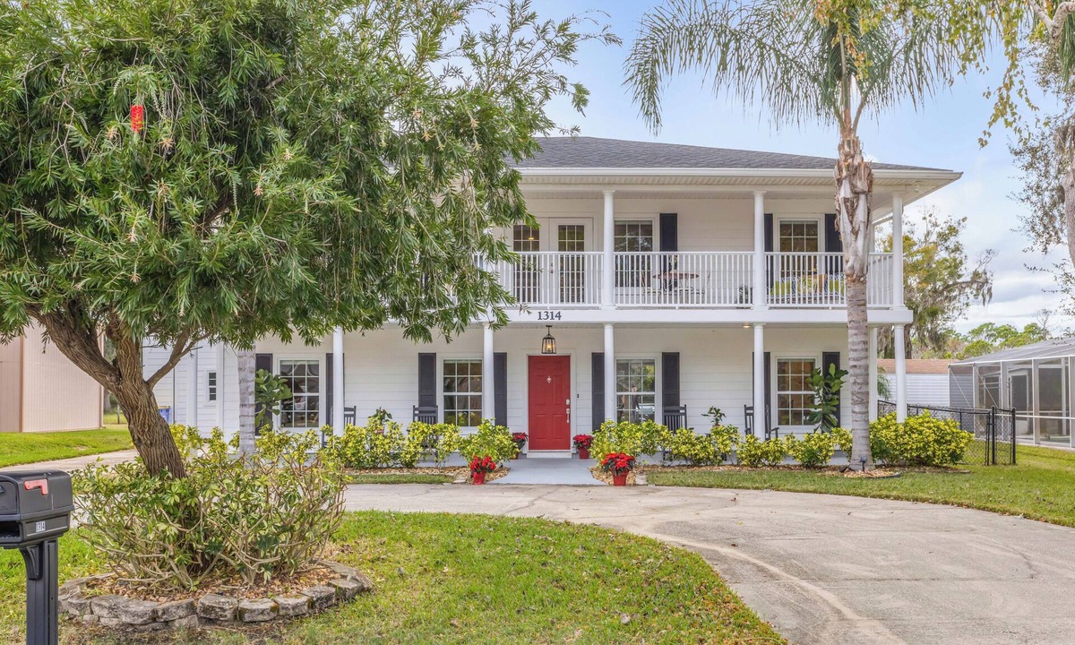 Florida Shores House | 5BR Estate Hot Tub Pet Friendly Sleeps 8 Near Beach