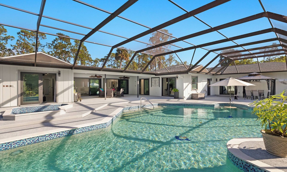 Naples House | 6 bedroom Oasis with Extra Large Pool, spa, EV Charger & Guest House, Sleeps 16+
