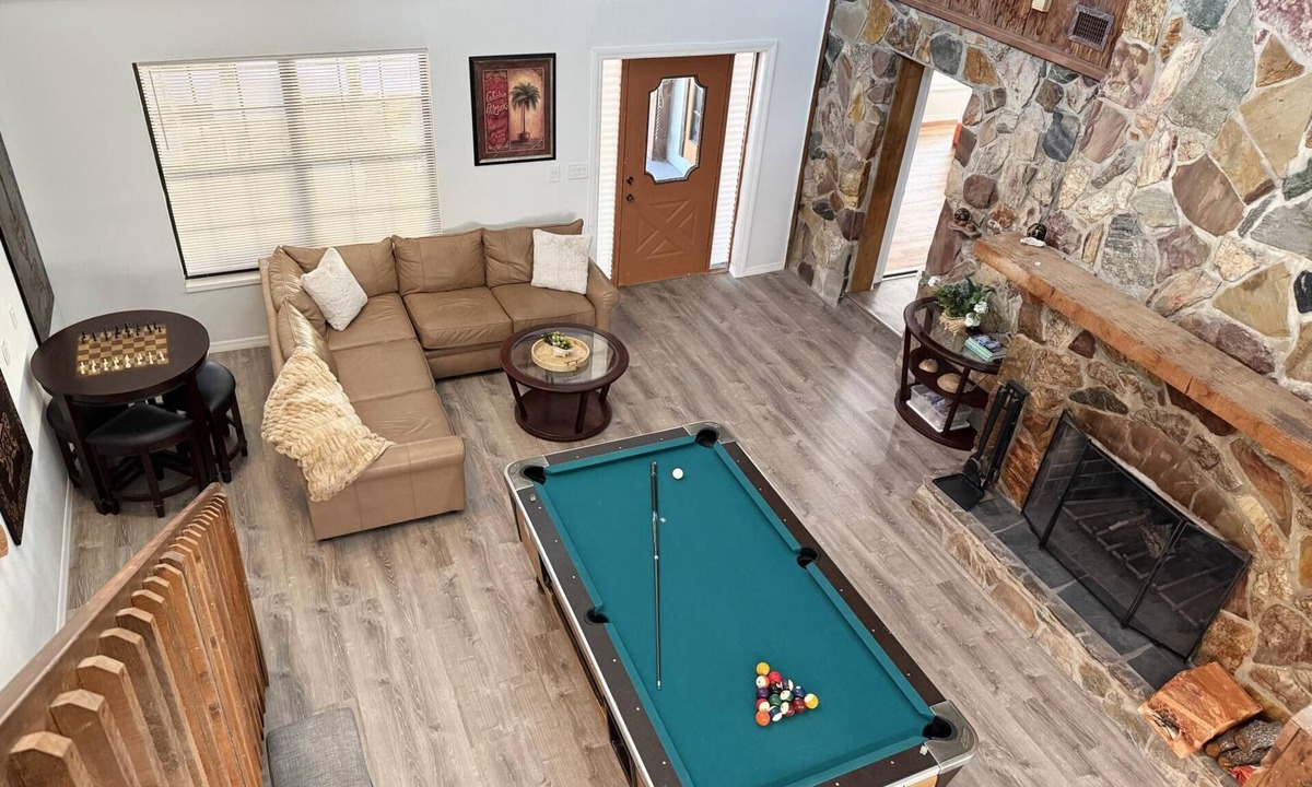 Grove City House | 6BR Triplex – Walk to Marina & Lighthouse Grill