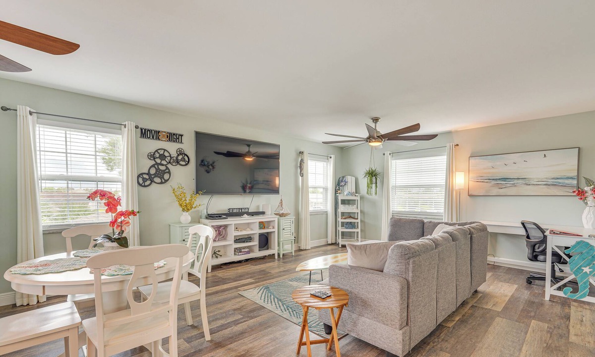 Panama City Apartment | 8 Mi to Beaches: Getaway w/Pool in Panama City!