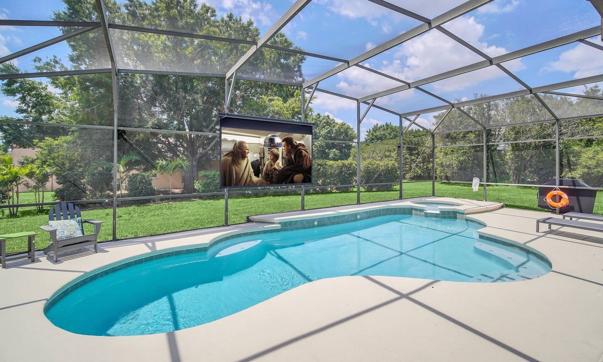 West Kissimmee House | 8 Mins To Disney W/Poolside Theater, South Facing Private Pool, Spa & Game Room