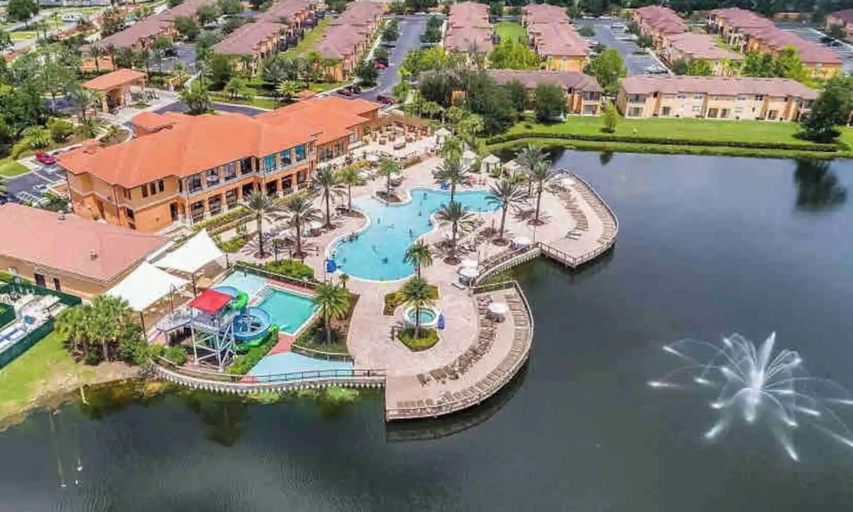 Kissimmee Resort | 8 Minutes to Disney AMAZING Vacation House Private Heated HotTub Relaxing Resort