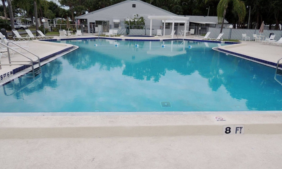 Sarasota House | Adorable 1/1 in coveted Sarasota Lakes!