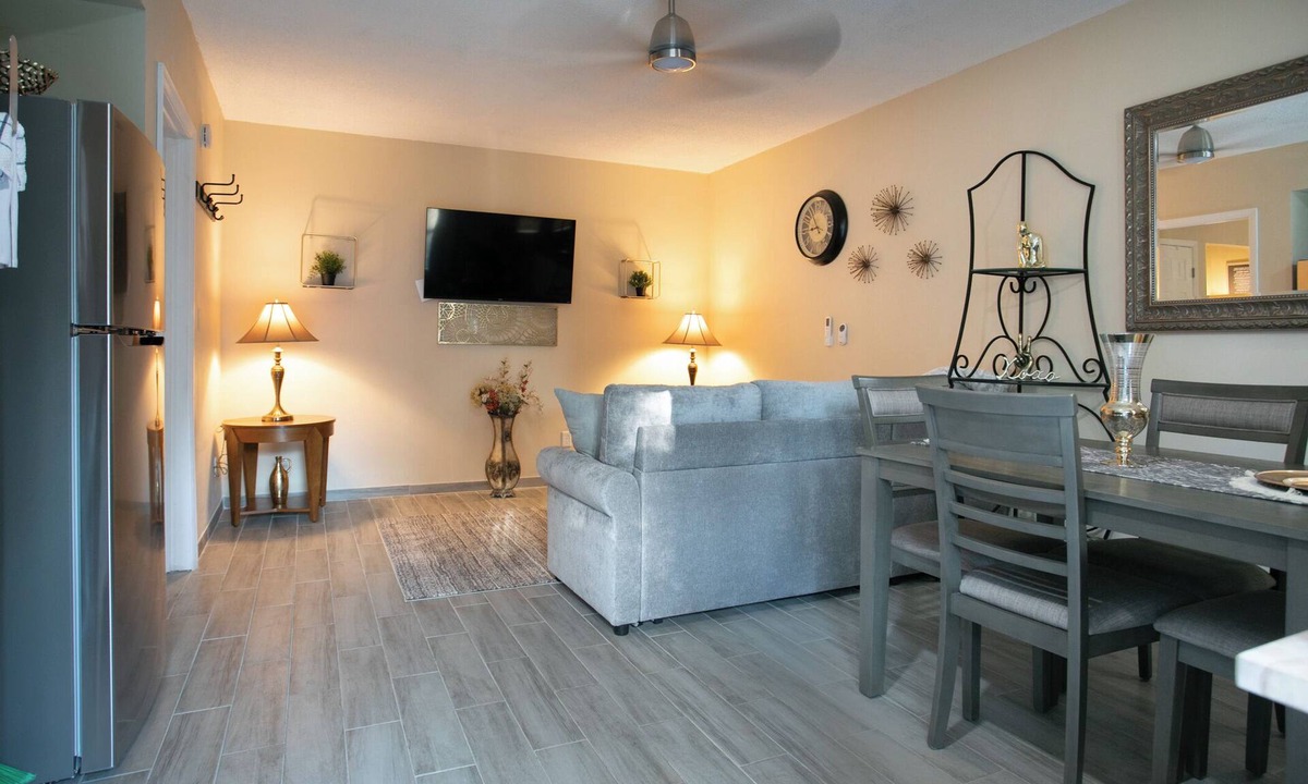 Springfield Apartment | Adorable 1-bedroom apartment within 5 minute walk to UF Healthand Proton