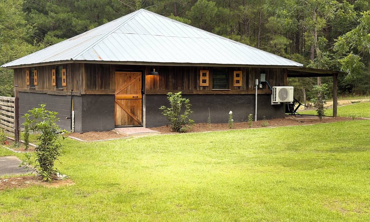 Andalusia Cabin | Adorable 2-bedroom cabin in the CONECUH National Forest for your getaway