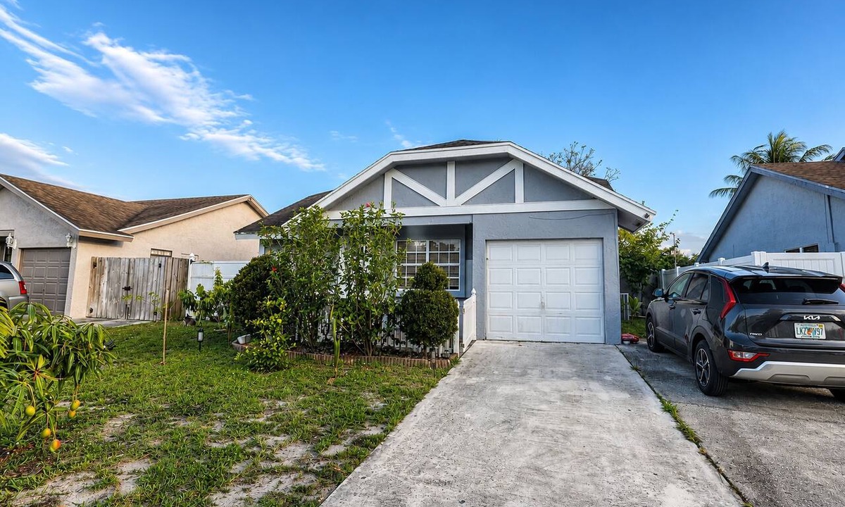 Survey Creek House | Adorable 3-bedroom house with jacuzzi in tranquil Boca Raton