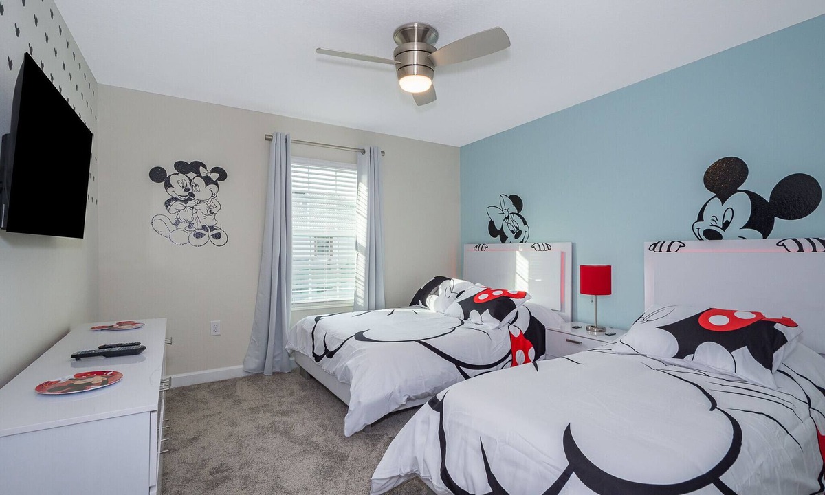 Kissimmee Ski Chalet | Adorable Townhouse 4Bed/3Bath/Pool/5Min Disney