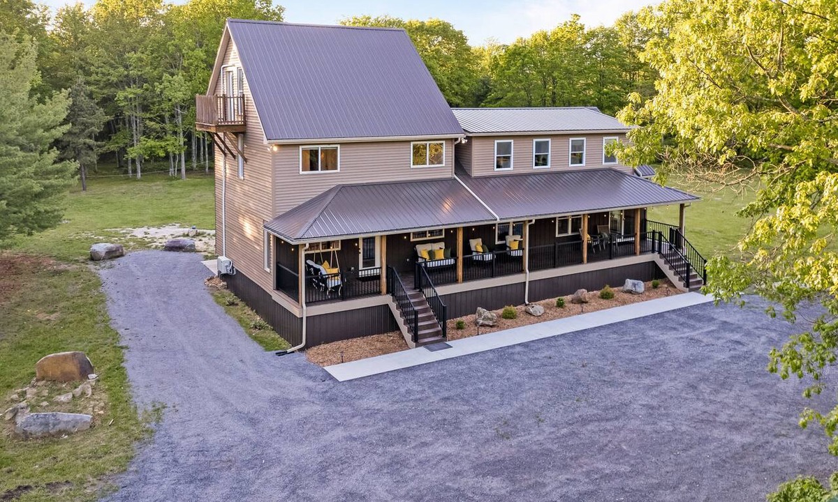 Farrandsville Cabin | Adventure Oak Lodge w/Pickleball Court, Pool Table + More!