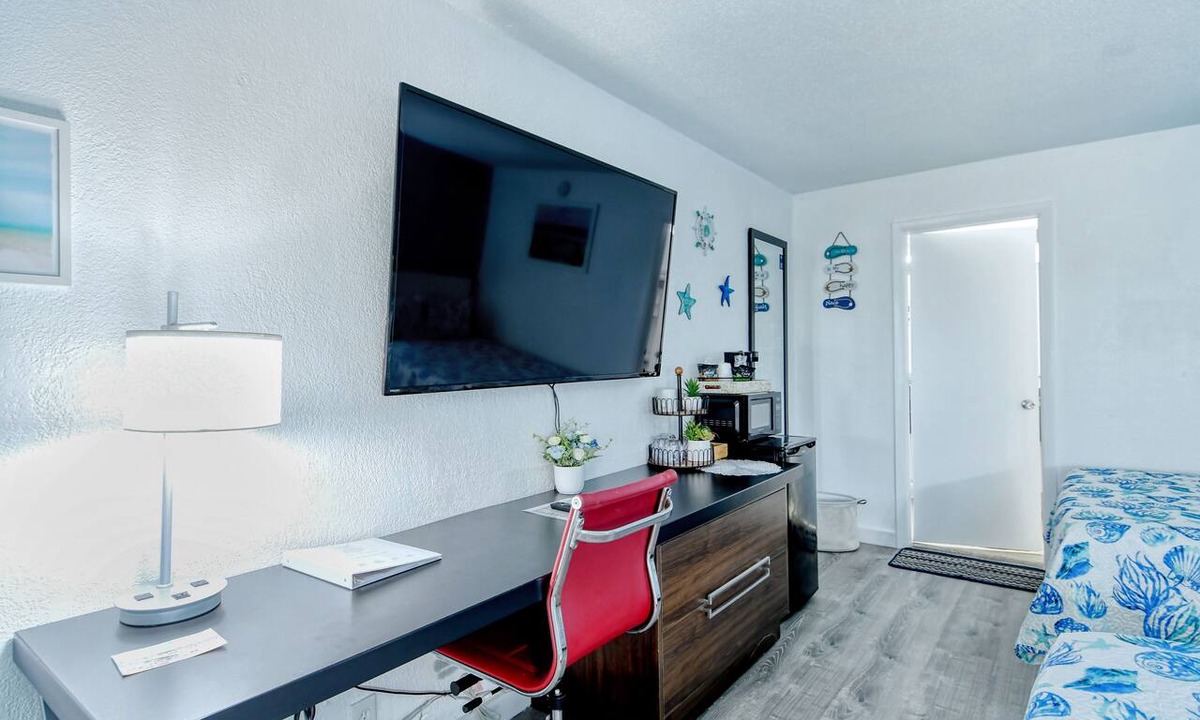 Trailer Estates Hotel | All-New, First Floor, Huge Pool, 70" TV, Tiki Bar!