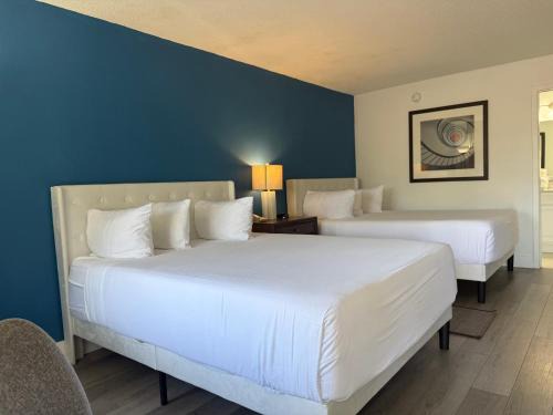 Trailer Estates Apartment | All-New, Ground-Floor, Huge Pool, Tiki Bar & Grill