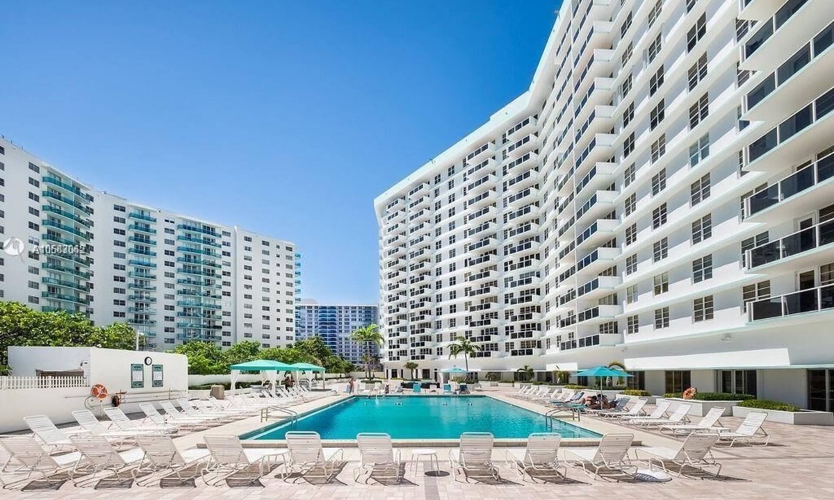 Hollywood South Central Beach Condo | AMAZING 2BR 2BA NEWLY RENO BEACHFRONT APT W/BEACH VIEW