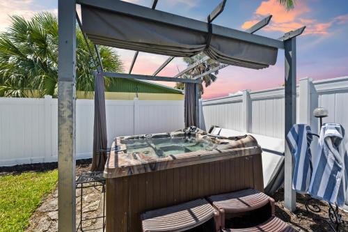 Jensen Beach House | Ambers Jensen Beachhouse with Hot Tub