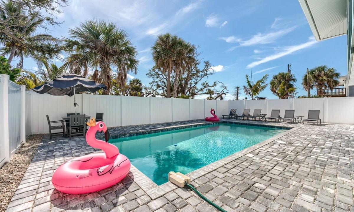 Fort Myers Beach Apartment | Approx.720 ft to Beach, Pool, Walk to restaurants, Beach Gear, Full Kit, WD, BBQ