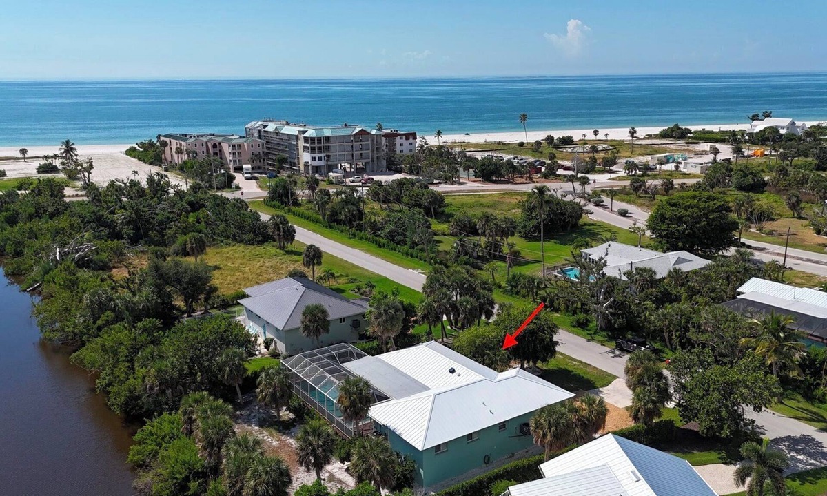 Bright Water House | As Seen on Hgtv's House Hunters! Near Beach, Pet Friendly & Pool, Sleeps 8