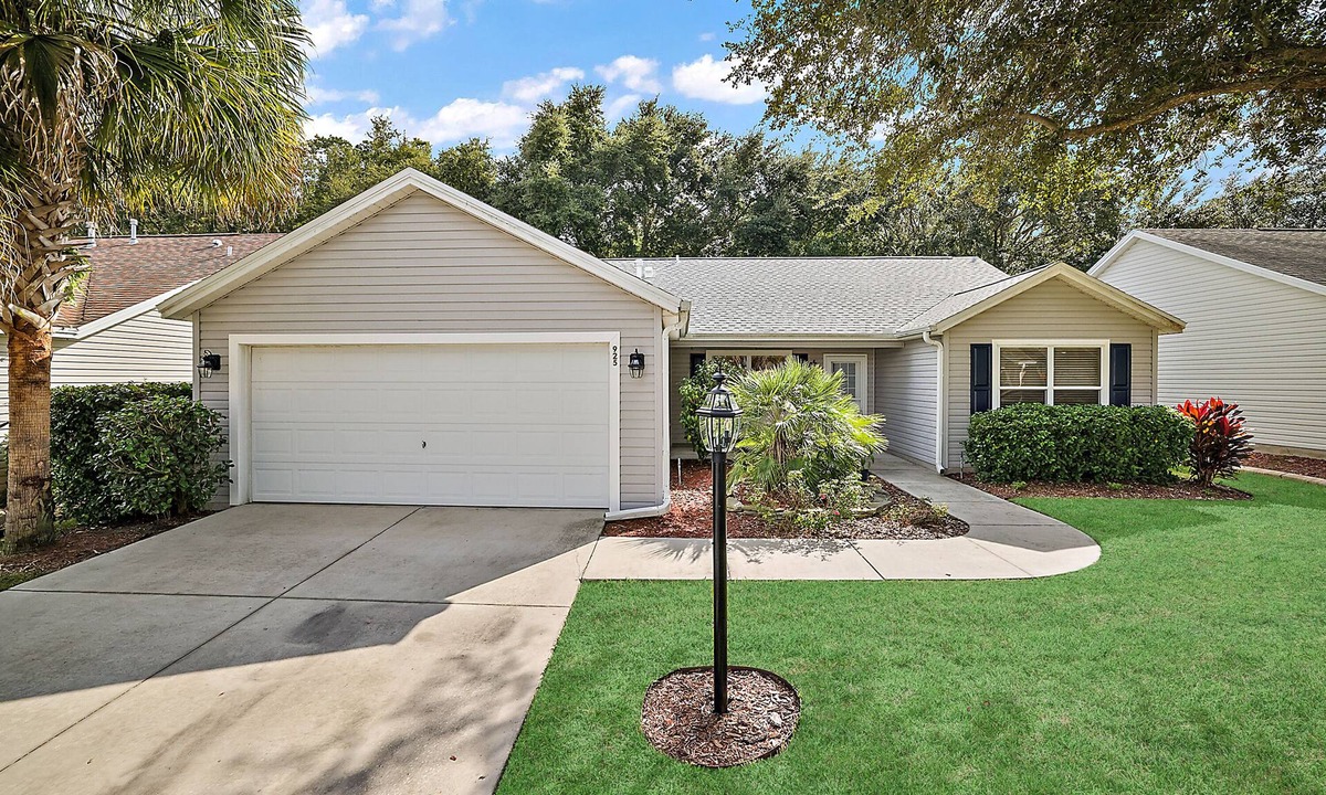 The Villages House | Avaiable January 2027. Beautifully Remodeled. Great location.