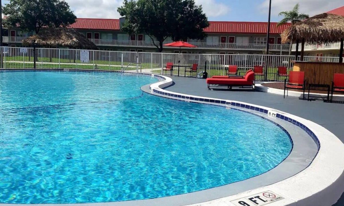 Vero Beach House | Awesome Find! With Swimming Pool & FREE Breakfast, Close to Holman Stadium!