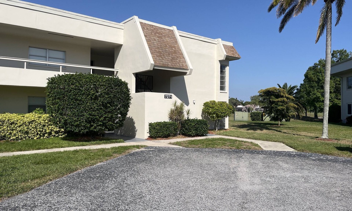 Braden River Condo | Awesome first-floor Palm Aire condo close to University Town Center!