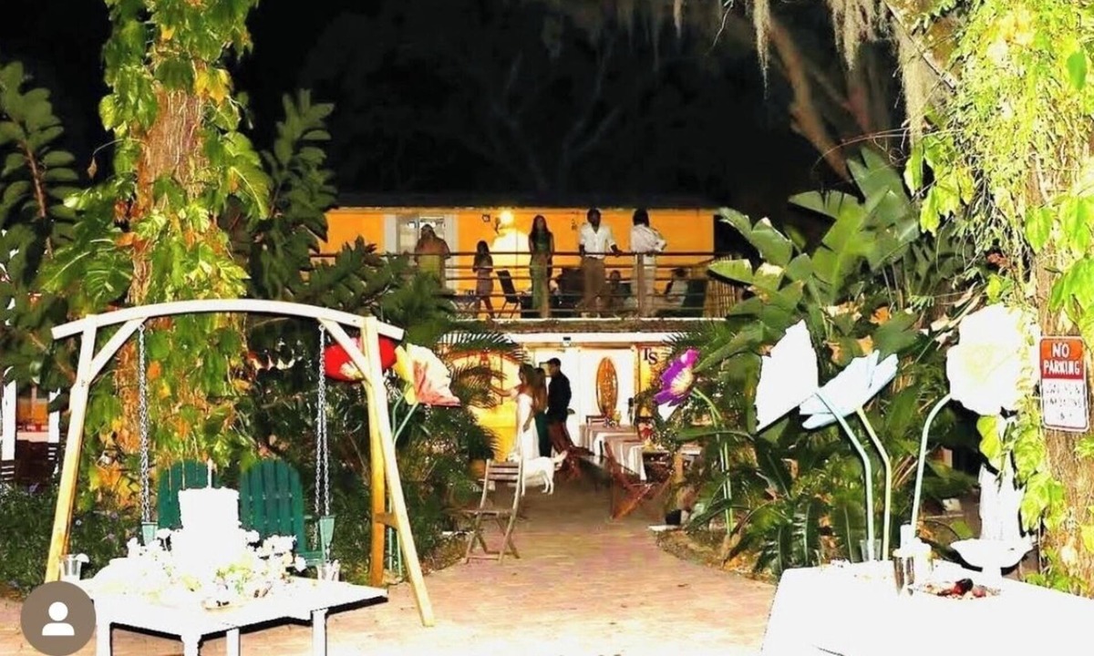 Town 'n' Country House | Bachelor, Weddings, College reunions, 2 houses on 1 acre nature freedom, swimspa