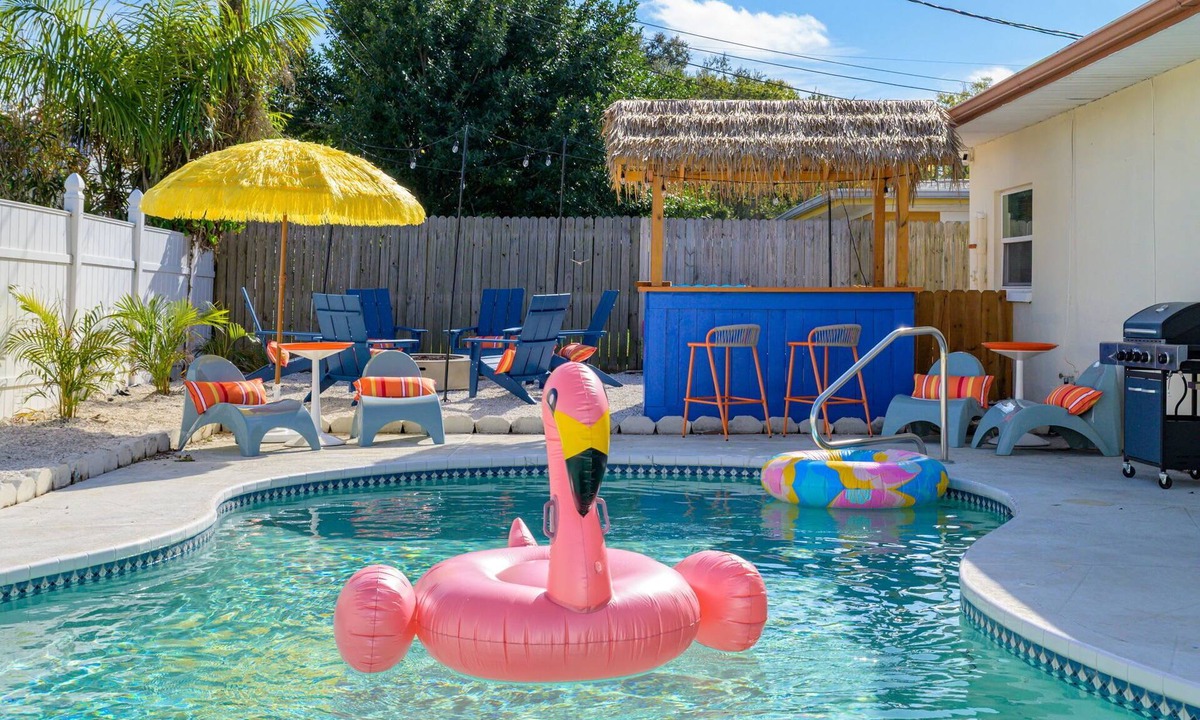 Largo House | Backyard Oasis Pool Hot Tub Putt Putt Bar
