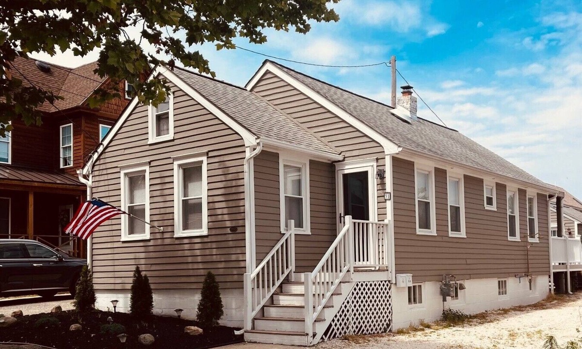 Somers Point House | BAY AND BEACH Relax in this well appointed beach cottage in historic Old Town
