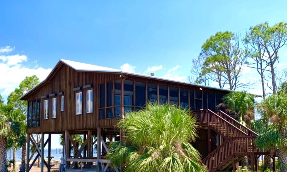 Cape Breezes House | Bayfront 6 bedr 4 baths sleeps 13 porches dock ocean 5 min walk