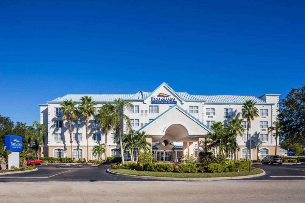 Biggar Hotel | Baymont Inn & Suites by Wyndham Fort Myers I-75