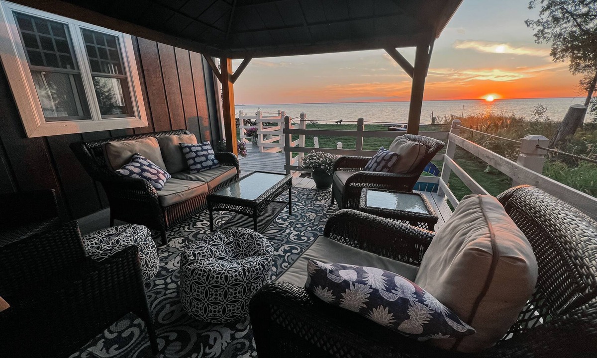 Hessel Cottage | Bayside Bungalow: Waterfront Fun | Swim, Kayak & Enjoy Summer Lake Life