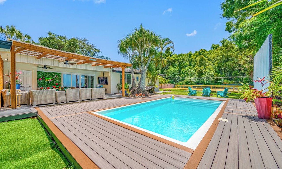 Clearwater House | Bday+FamilyEvents!Heated Pool.Projector.10 minutes to Cleawater Beach