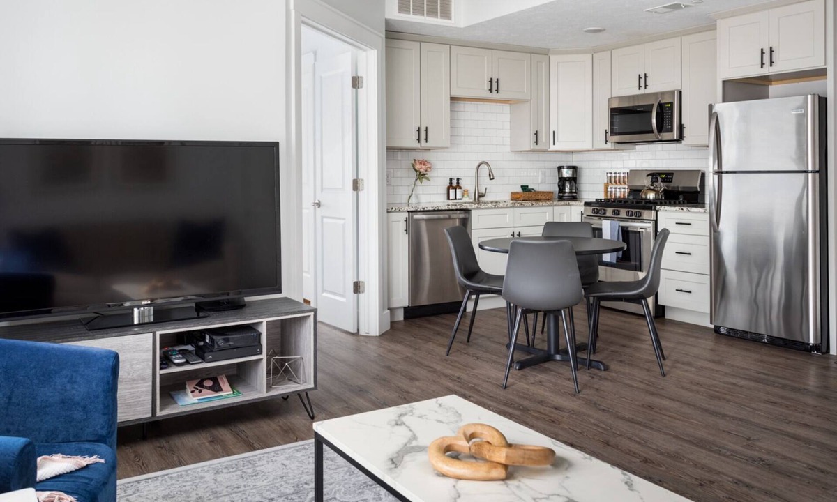 Traverse City Condo | ★ Beach→ 5 min walk ★ Downtown→1 mile ★ Old Mission Wine Trail→6 min drive ★