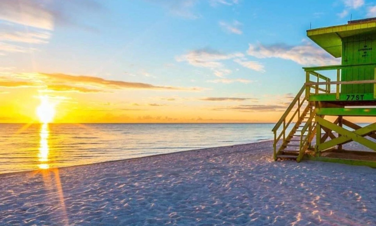 Hollywood South Central Beach Condo | Beach Condo Free Parking, Heated Pool, Balcony