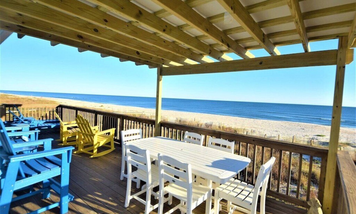 East End House | Beach Front, Hot Tub, Pool Table, Foos Ball, Dog Friendly, Fenced Yard!