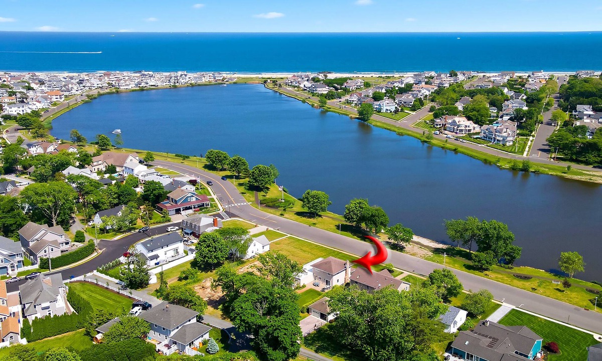Lake Como House | Beach House on Lake Como 0.5 mile to Spring Lake Northend or Belmar Beach!