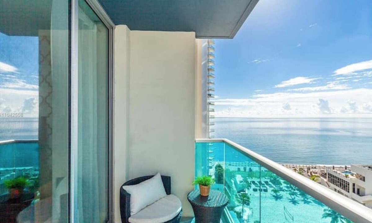 Hollywood South Central Beach Condo | Beach paradise & minutes from Restaurants,.