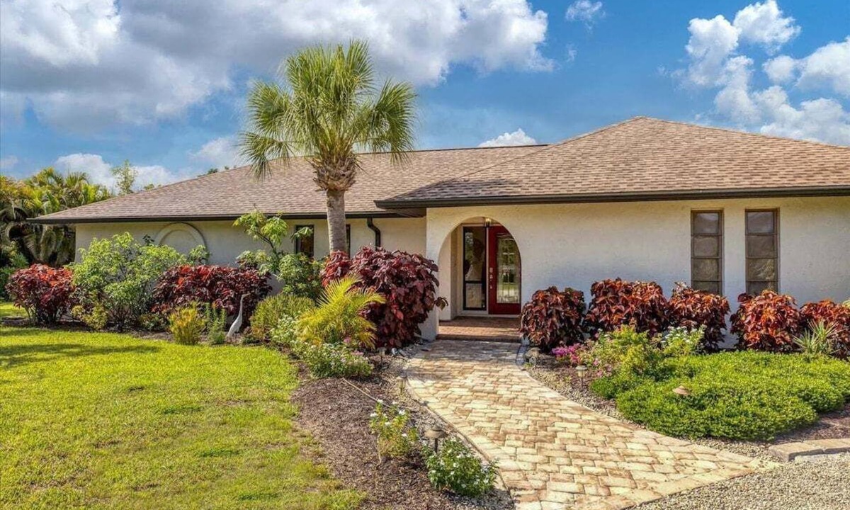 South Venice House | Beach Retreat - Enjoy your vacation in this close to beach pool home with beautiful gardens