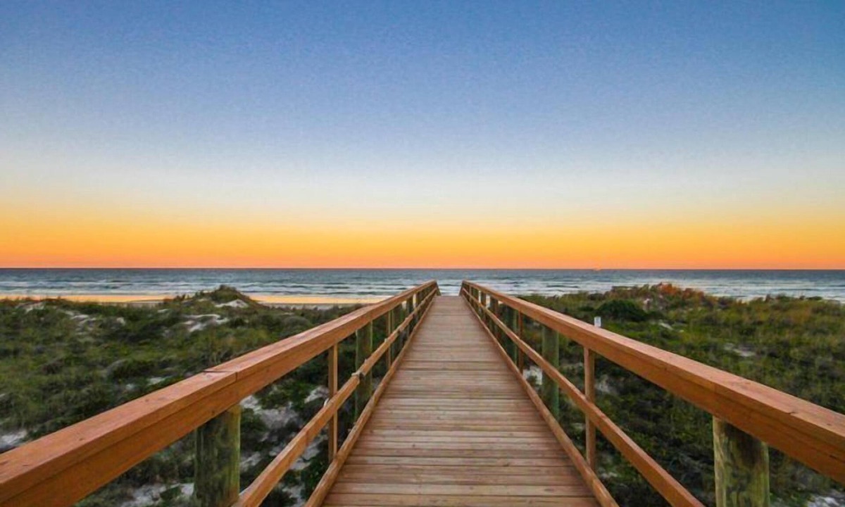 Crescent Beach Hotel | Beacher's Lodge Oceanfront Suites